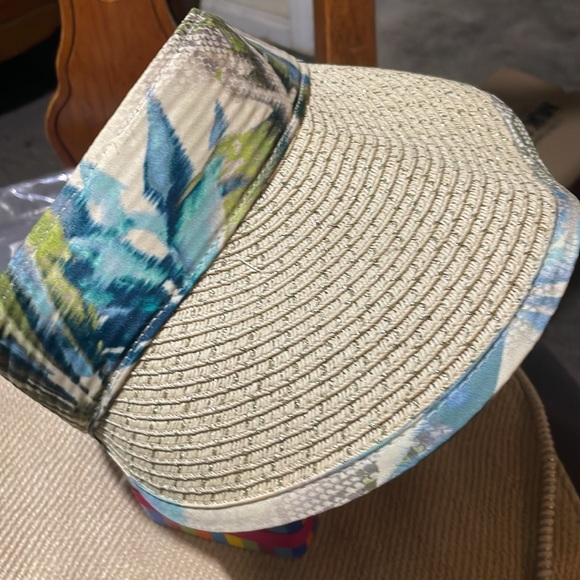 CHICO’S. Summer Straw clutch/ shoulder bag w coordinated adjustable sun visor. - Picture 9 of 10